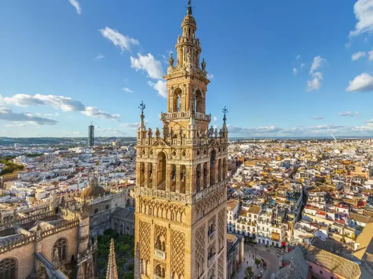 La Giralda en Sevilla al atardecer