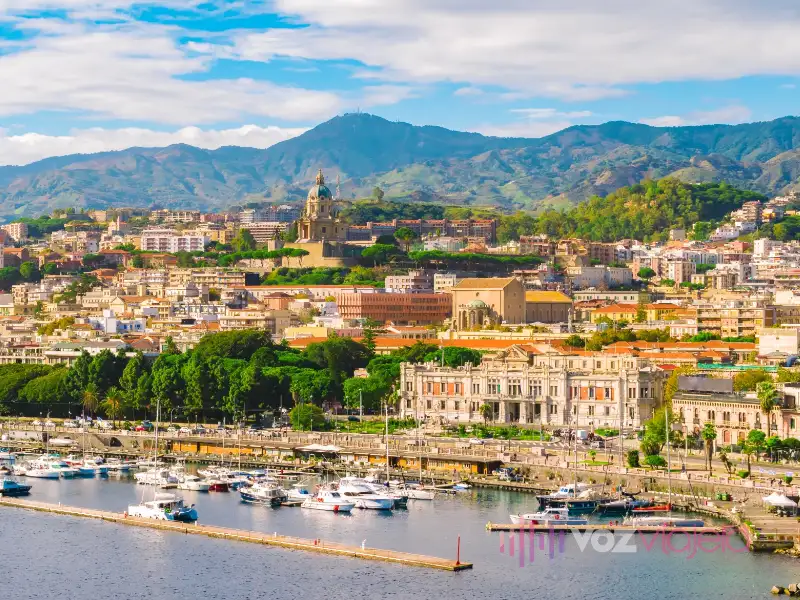 Messina, ciudad de Sicilia en Italia. Vistas desde el puerto.