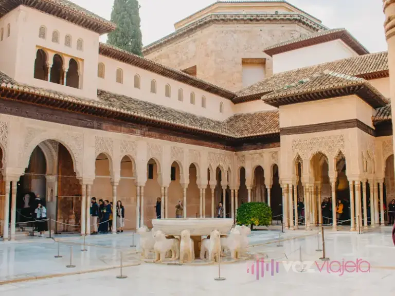 Patio de los Leones en los Palacios Nazaríes de la Alhambra