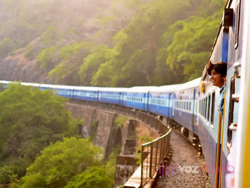 Mujer asomada a la ventana de un tren que viaja por Europa