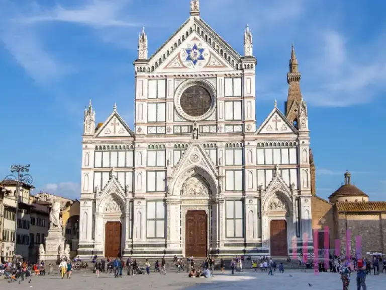 Basílica de la Santa Cruz de Florencia desde la plaza.