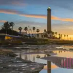 Vista desde la playa de Chipiona, el Faro y los Corrales