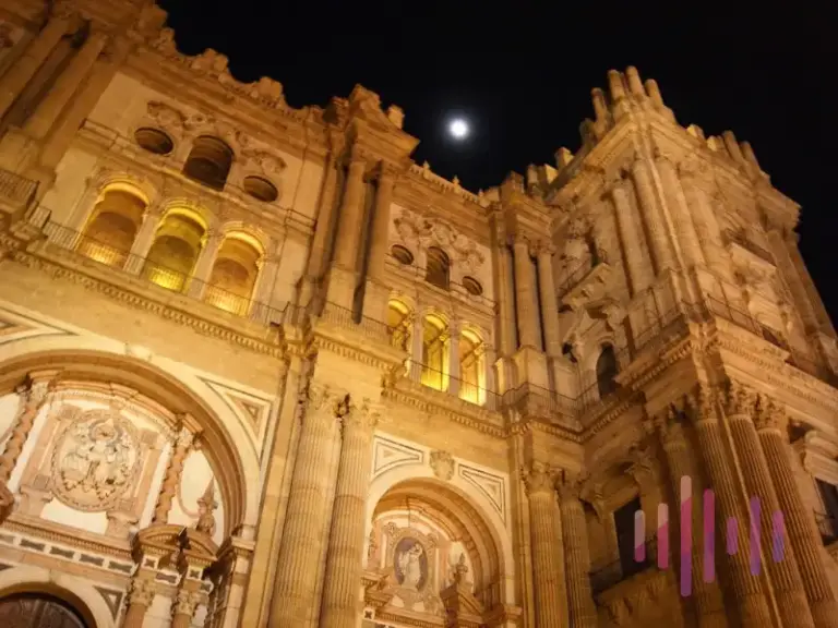 Foto nocturna de la Catedral de la Encarnación de Málaga