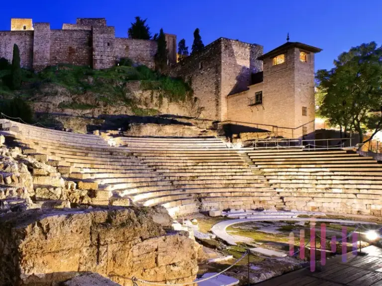 Teatro Romano de Málaga iluminado por la noche.