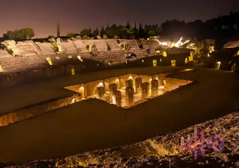 Vista nocturna del anfiteatro de Italica.