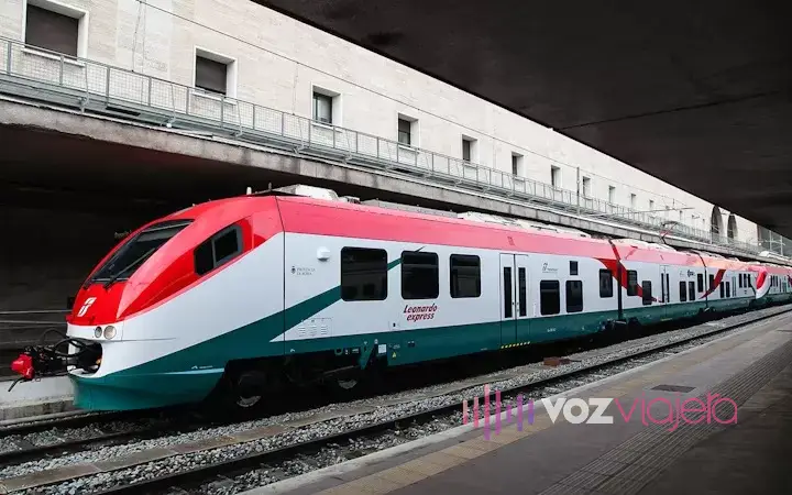 Tren Leonardo Express parado en el andén, el enlace directo entre Fiumicino y Roma Termini