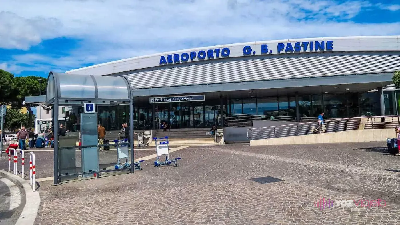 Entrada de salidas del aeropuerto de Ciampino, el Aeroporto G. B. Pastine