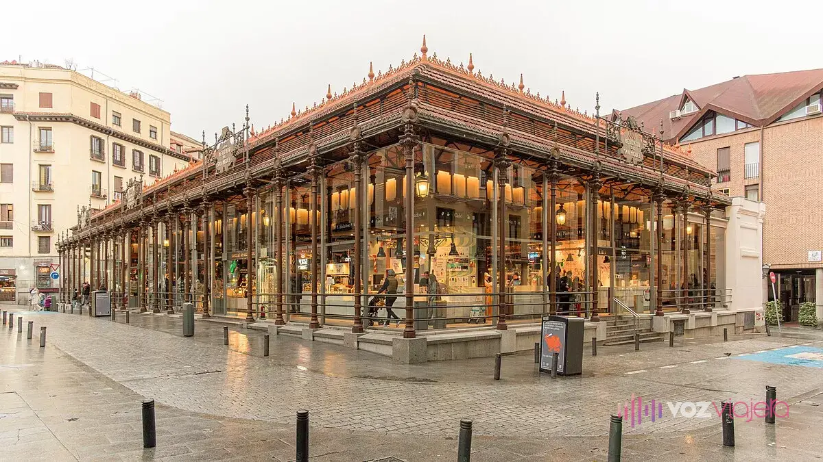 Estructura de hierro y cristal del Mercado de San Miguel, junto a la Plaza Mayor de Madrid