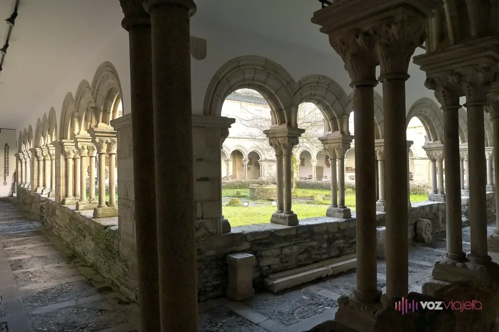 Claustro principal del Convento de San Francisco con sus arcos góticos