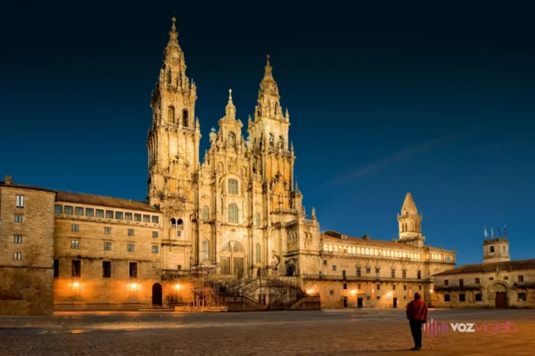 Fachada monumental del Convento de San Francisco en Santiago de Compostela