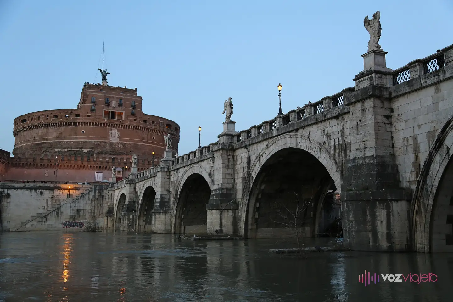 El Castillo de Sant'Angelo y el puente de las estatuas de Bernini, vistos desde la orilla del Tíber