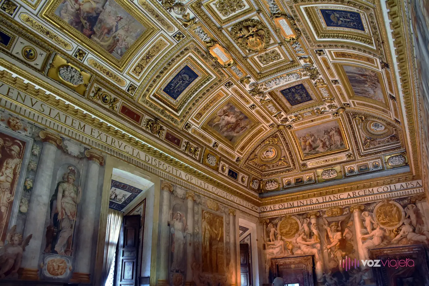 Sala Paolina del Castillo de Sant'Angelo, con las paredes y la bóveda cubiertas de frescos renacentistas