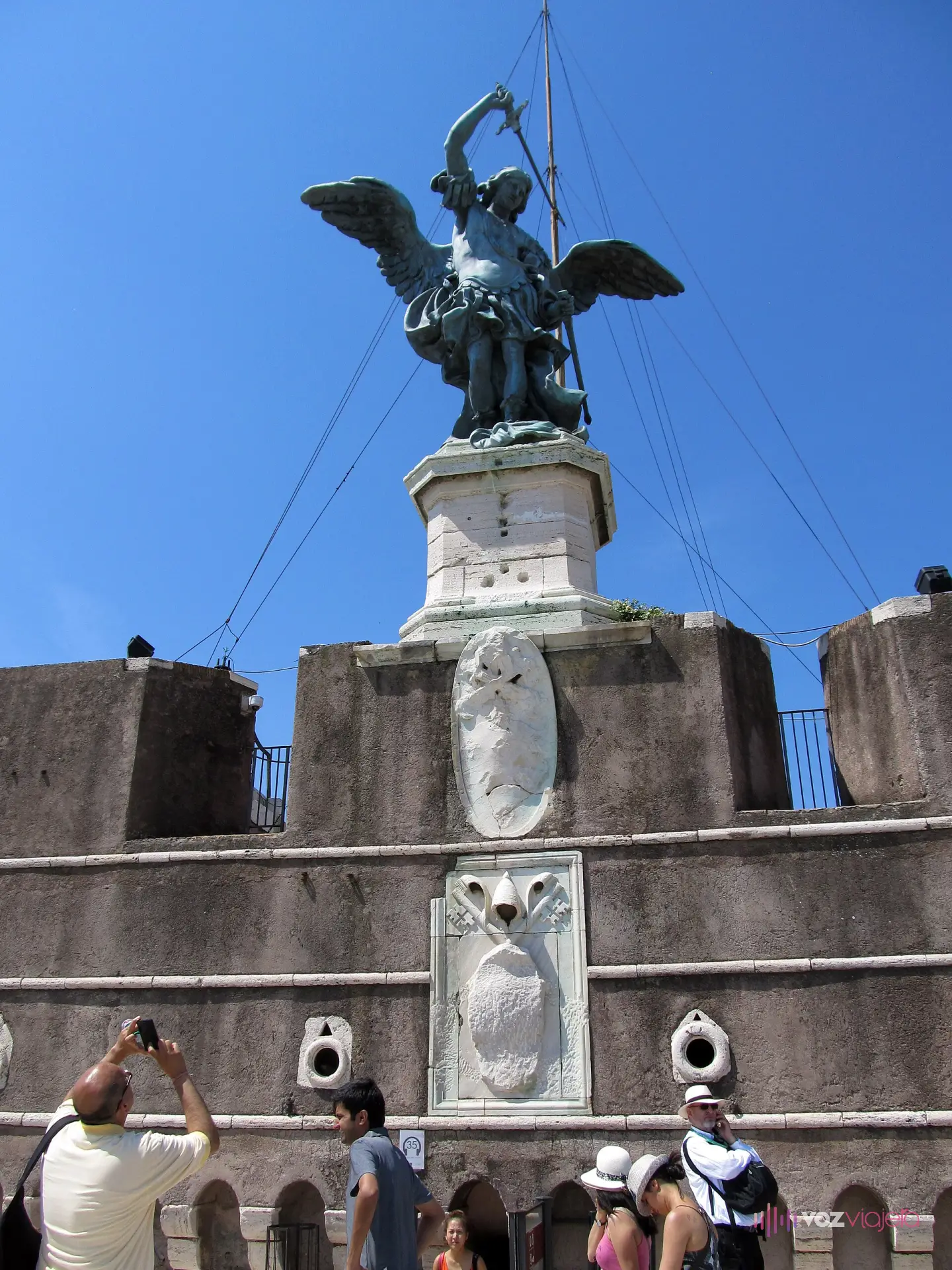 Estatua de bronce del arcángel Miguel envainando la espada en lo alto del Castillo de Sant'Angelo