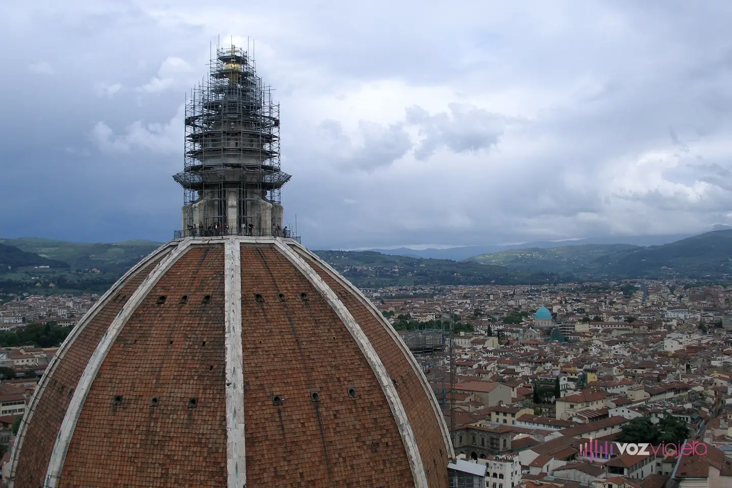 La cúpula de ladrillo rojo de Brunelleschi vista de cerca desde el campanile de Giotto