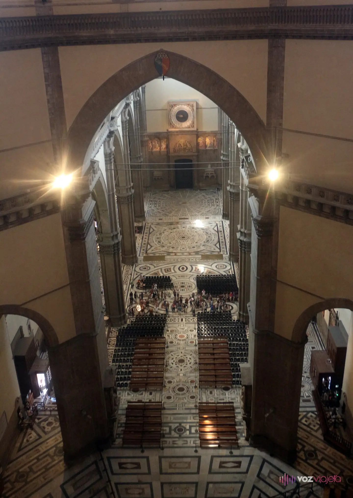 La nave de la catedral de Florencia vista en picado desde el balcón interior de la cúpula, con los frescos del Juicio Final