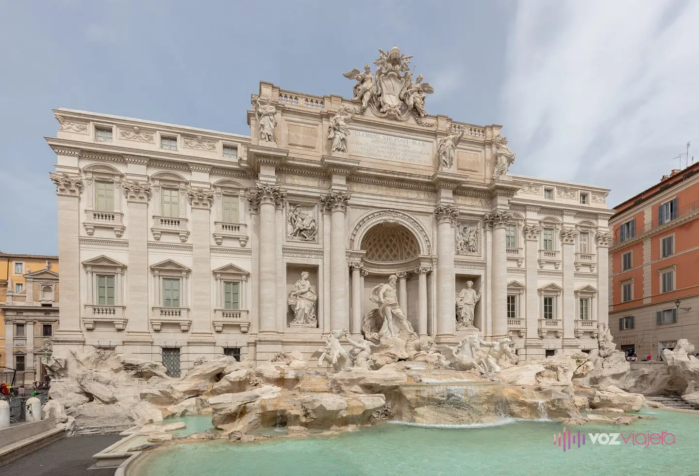 La Fontana di Trevi de frente, con Océano en su nicho entre el caballo airado y el caballo plácido, adosada a la fachada del Palazzo Poli