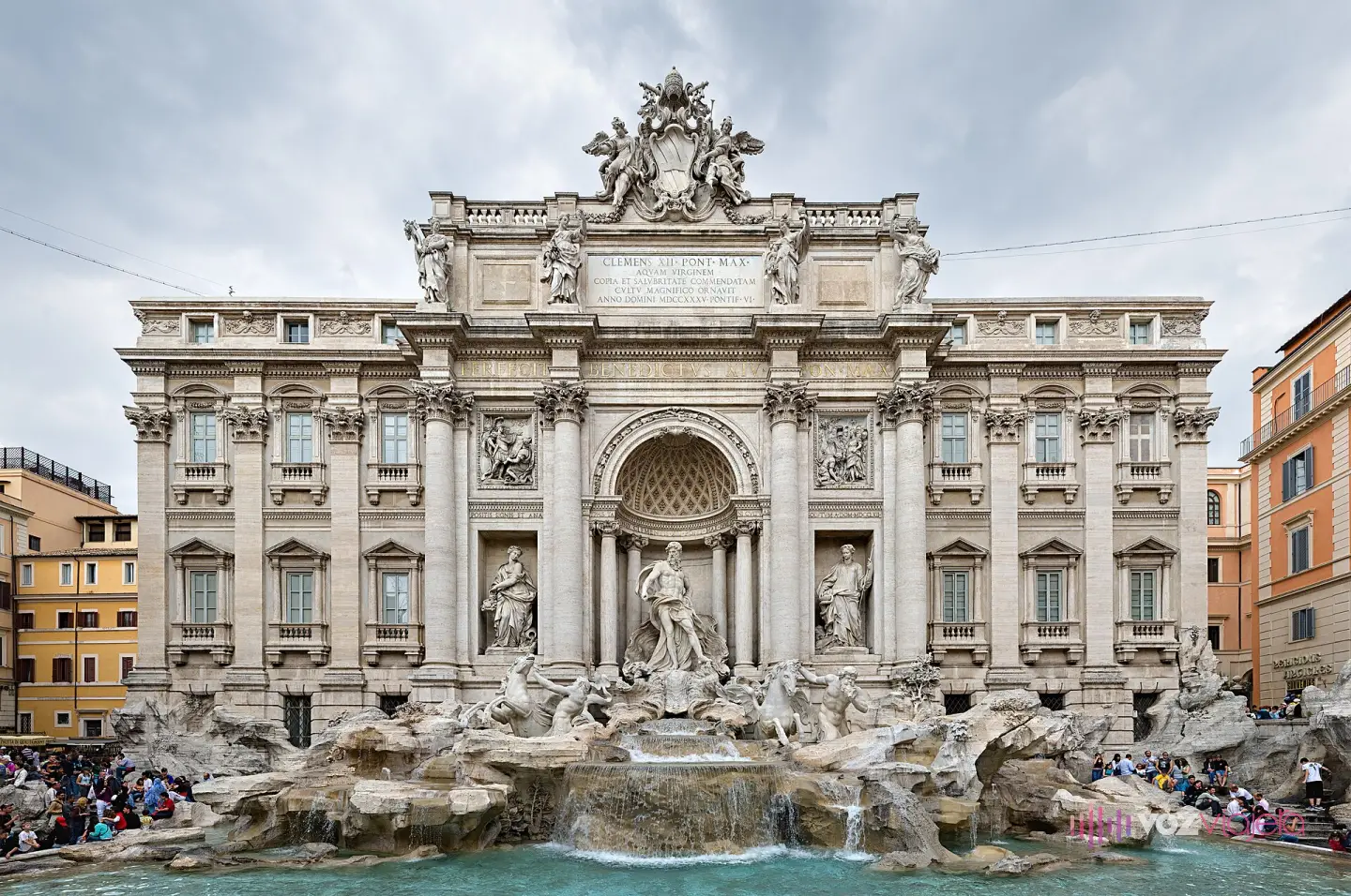 Panorámica de la plaza de Trevi con la fuente al fondo y los visitantes agolpados en las gradas de delante
