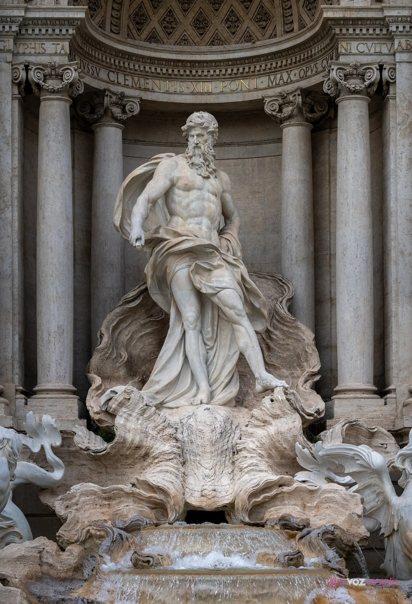 La estatua de Océano en el nicho central de la Fontana di Trevi, vista de cerca