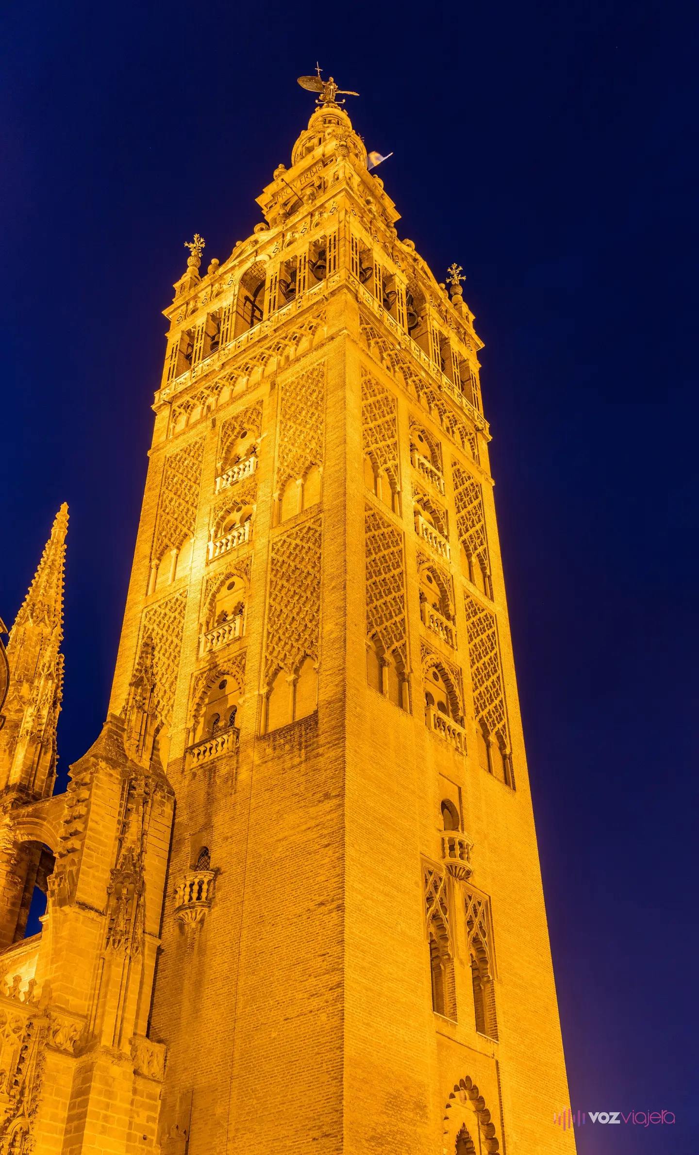 La Giralda de Sevilla entera: el alminar almohade de ladrillo y, encima, el cuerpo de campanas renacentista rematado por el Giraldillo