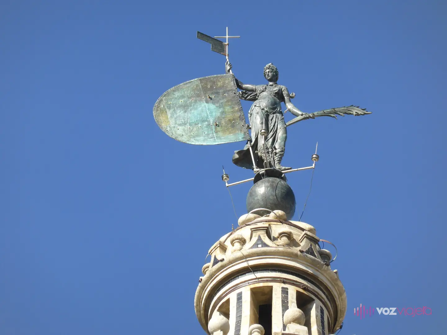 El Giraldillo, la estatua de bronce que hace de veleta en lo alto de la Giralda, vista con teleobjetivo