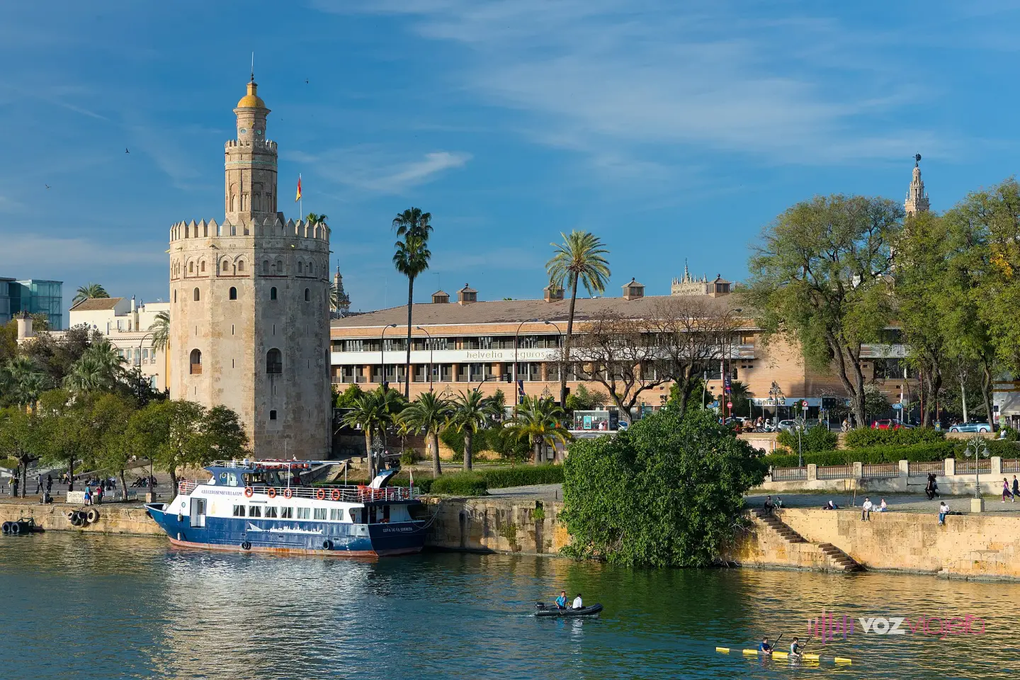 La Torre del Oro a orillas del Guadalquivir al final de la tarde, con el río en primer plano