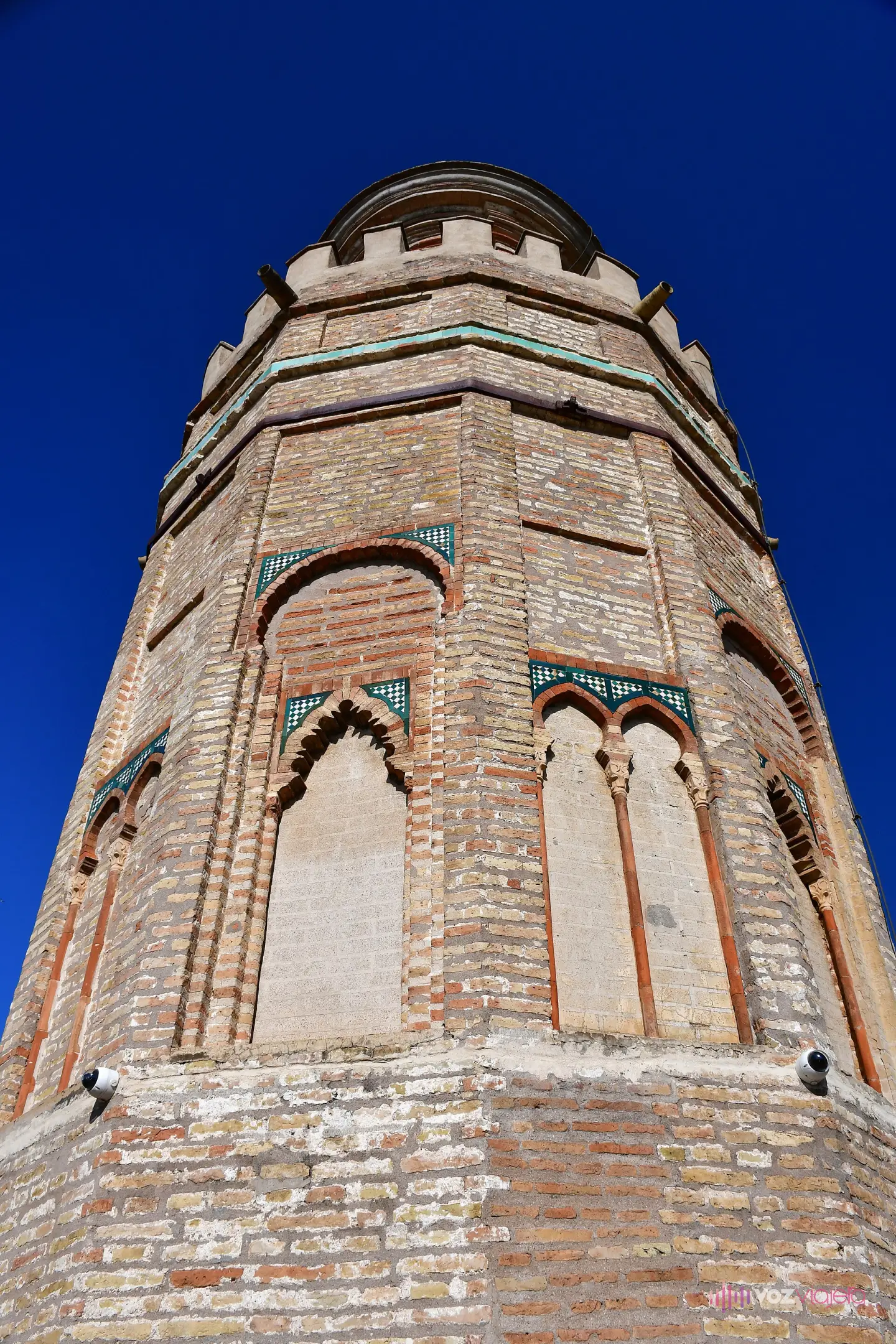 El tercer cuerpo cilíndrico de la Torre del Oro, añadido en 1760, con su linterna y la cúpula de azulejos dorados