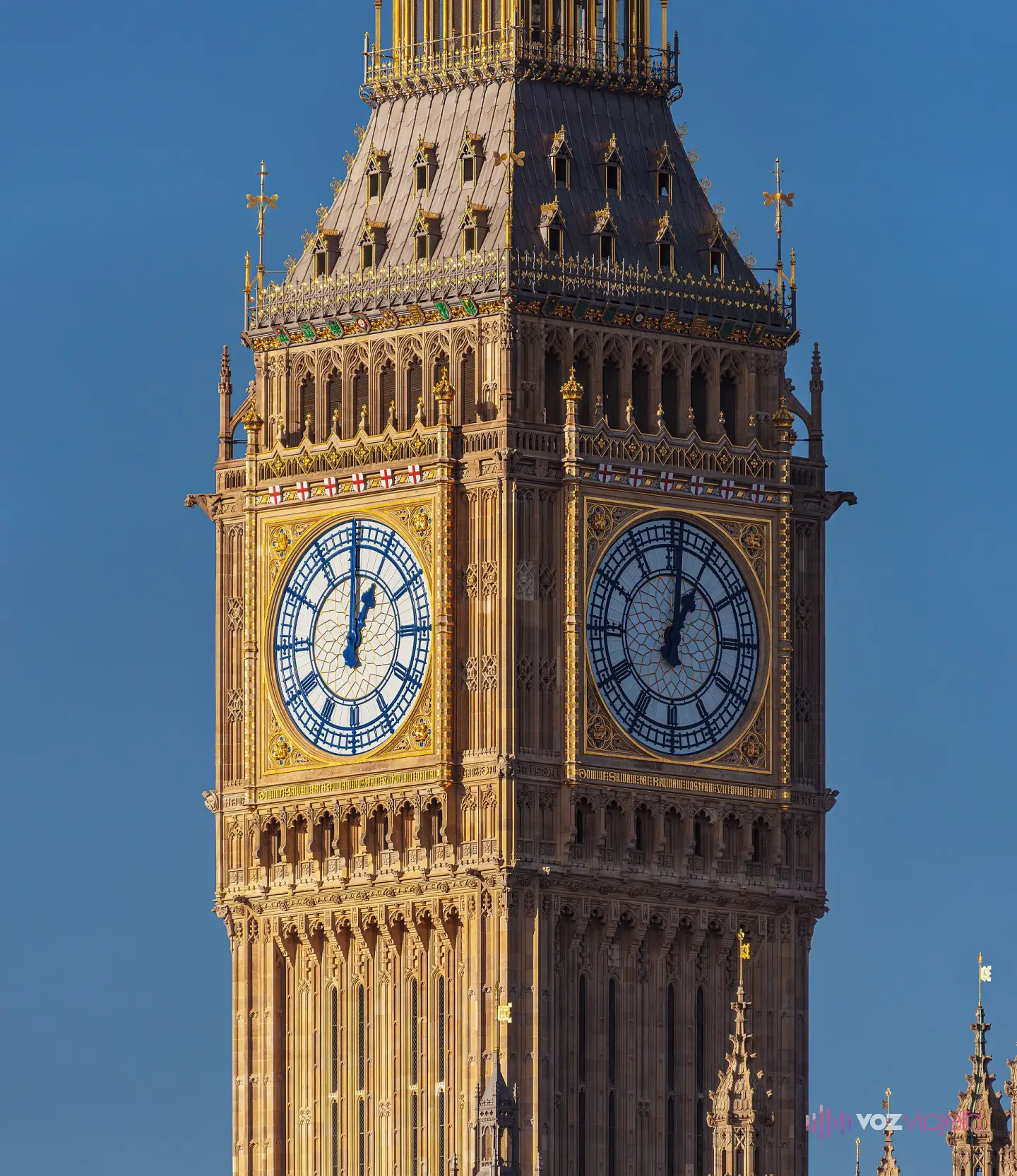 Detalle del cuerpo del reloj del Big Ben tras la restauración, con las esferas en azul de Prusia y oro