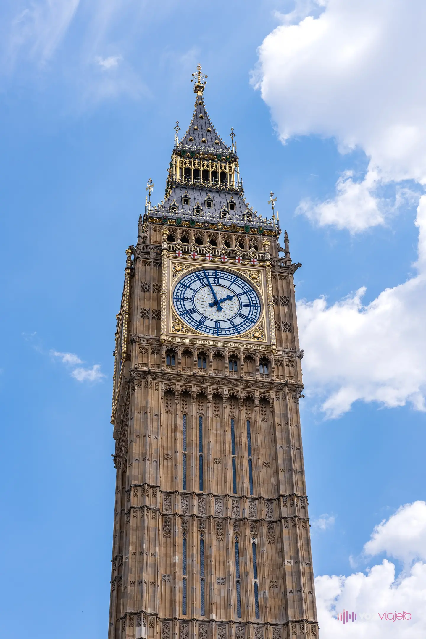 El campanario calado de la Elizabeth Tower visto desde abajo, donde cuelga la campana del Big Ben