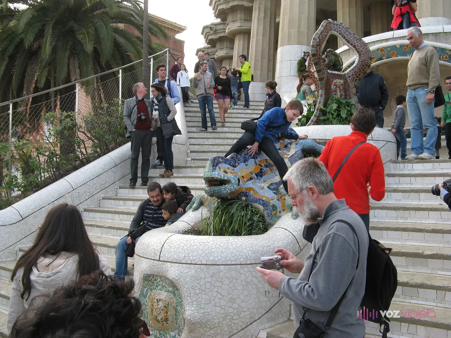 La salamandra de mosaico de trencadís que preside la escalinata del Parque Güell, en plano frontal
