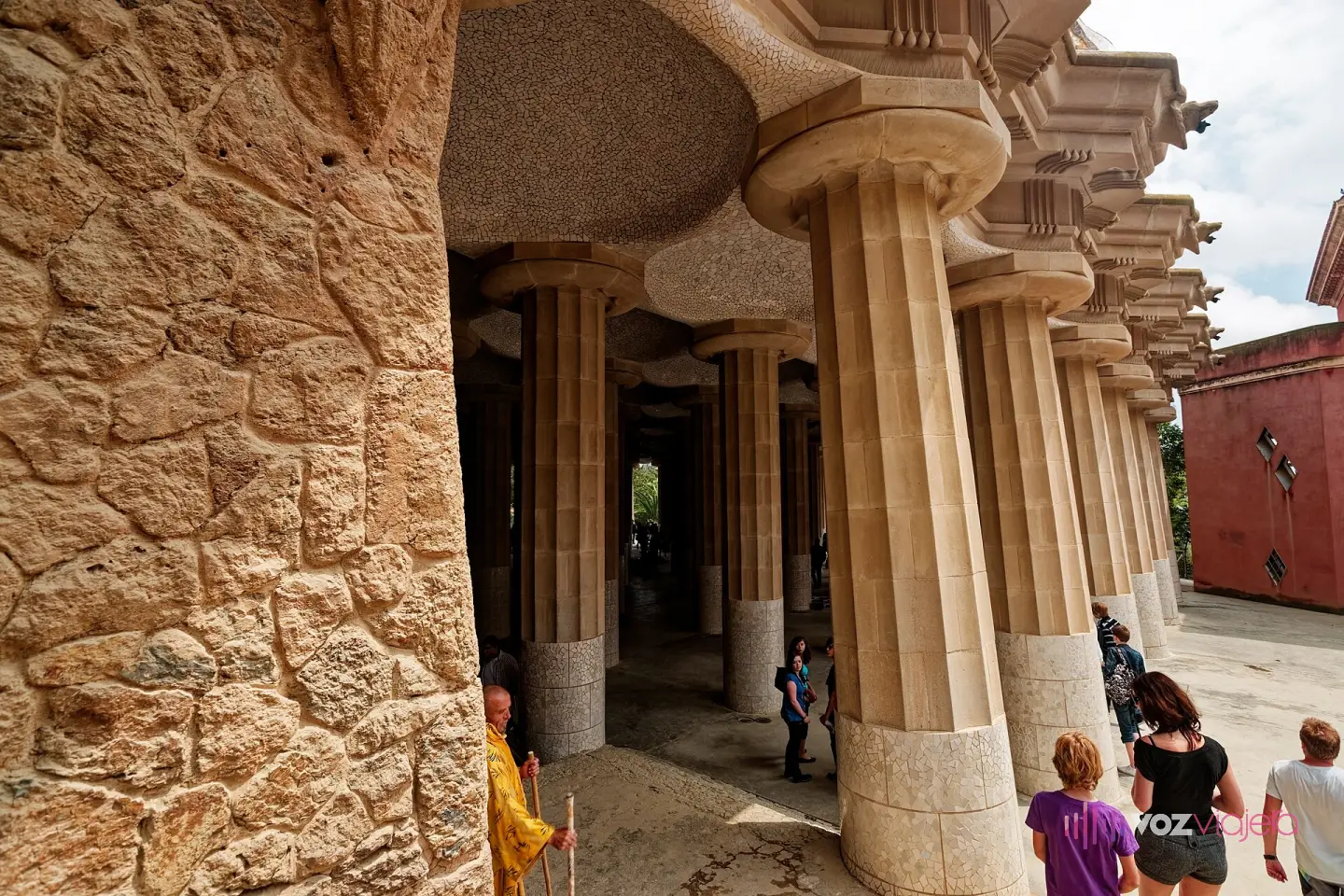 El bosque de columnas dóricas de la sala hipóstila del Parque Güell, visto en enfilada