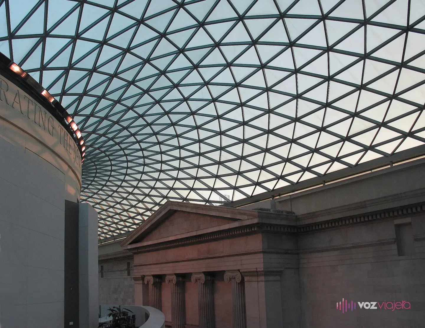 El Great Court del Museo Británico: la cubierta de cristal y acero en retícula de triángulos sobre el patio, el tambor de piedra de la Sala de Lectura a la izquierda y el pórtico neoclásico del patio al fondo