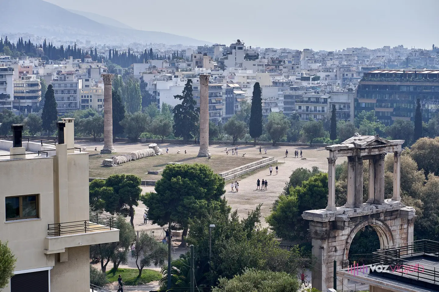 El Arco de Adriano completo a la derecha y, al otro lado de la avenida, el recinto del Templo de Zeus Olímpico con sus columnas