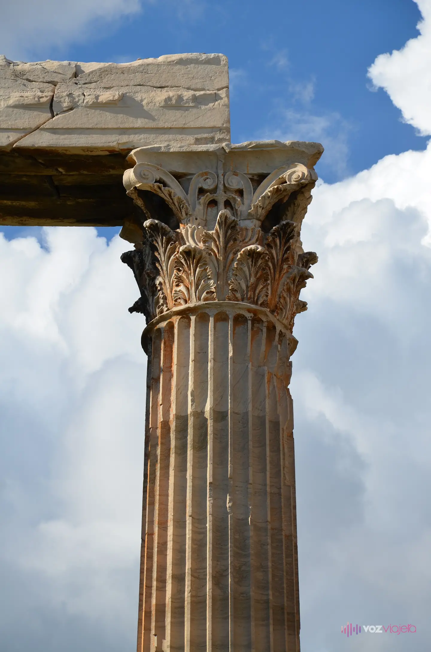 Capitel corintio del Templo de Zeus Olímpico con sus dos coronas de hojas de acanto y las volutas talladas