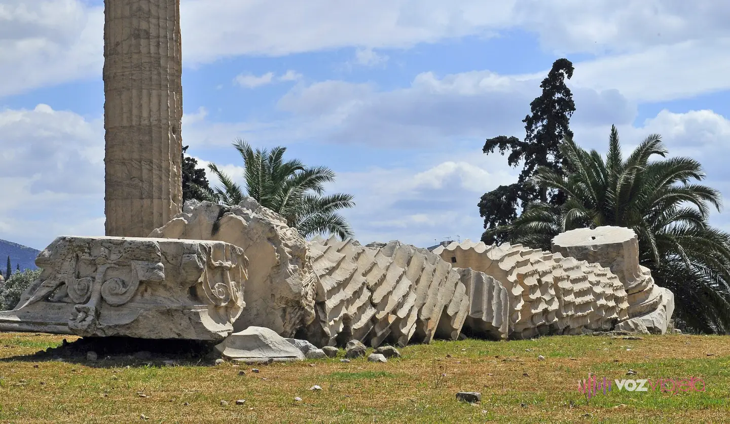La columna del Templo de Zeus Olímpico derribada en 1852, con el capitel volcado y los tambores del fuste tumbados en fila sobre la hierba