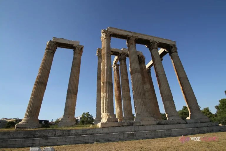 Las columnas corintias del Templo de Zeus Olímpico de Atenas vistas desde abajo, con el tramo de arquitrabe que aún une dos de ellas