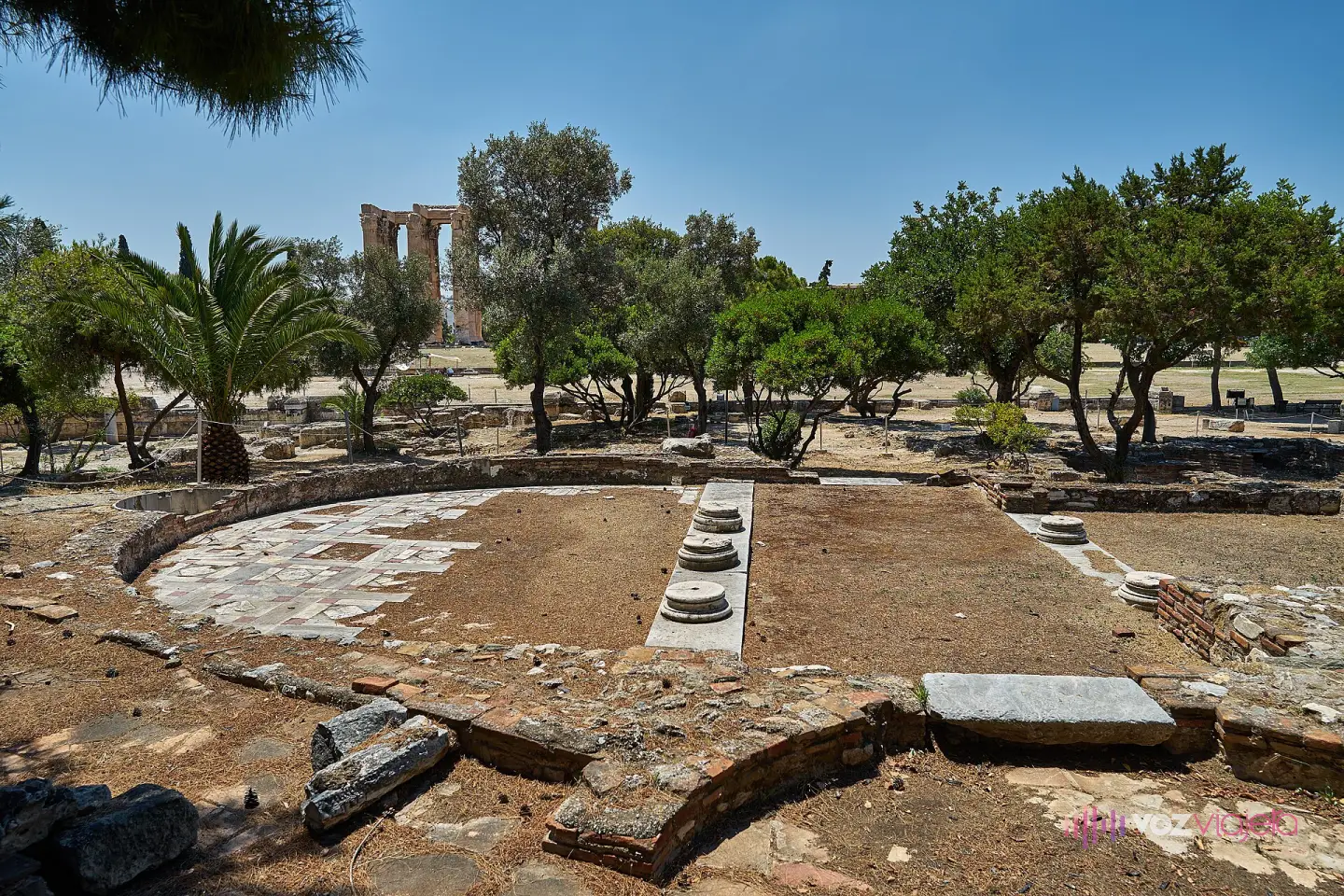 Restos de las termas romanas dentro del recinto del Templo de Zeus Olímpico, con pavimento de losas y basas de columna