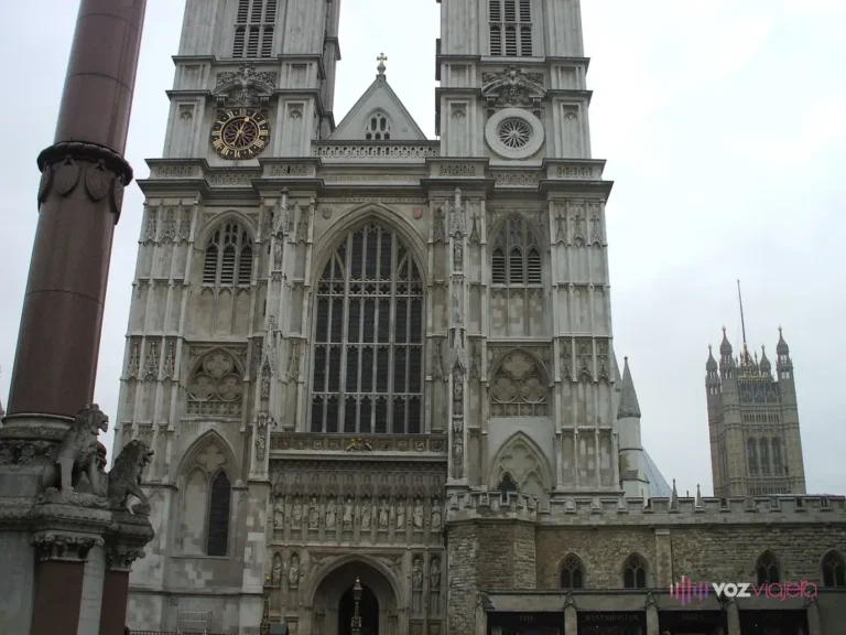 Fachada oeste de la abadía de Westminster con sus dos torres góticas y, a la derecha, la Victoria Tower del Palacio de Westminster