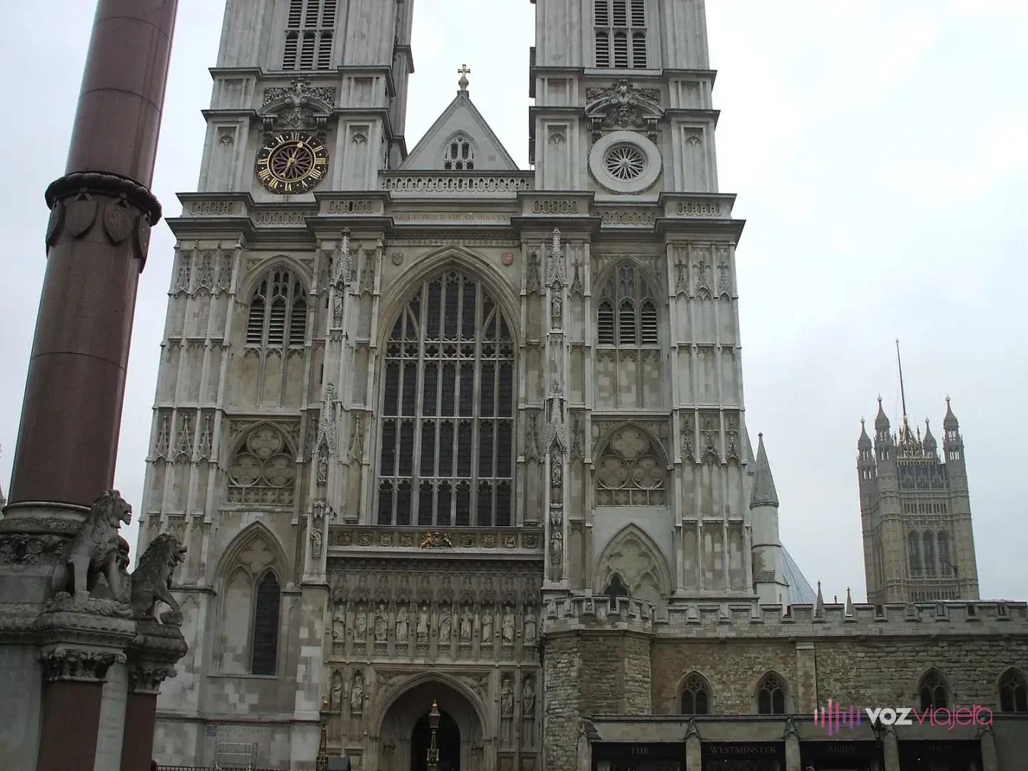 Fachada oeste de la abadía de Westminster con sus dos torres góticas y, a la derecha, la Victoria Tower del Palacio de Westminster