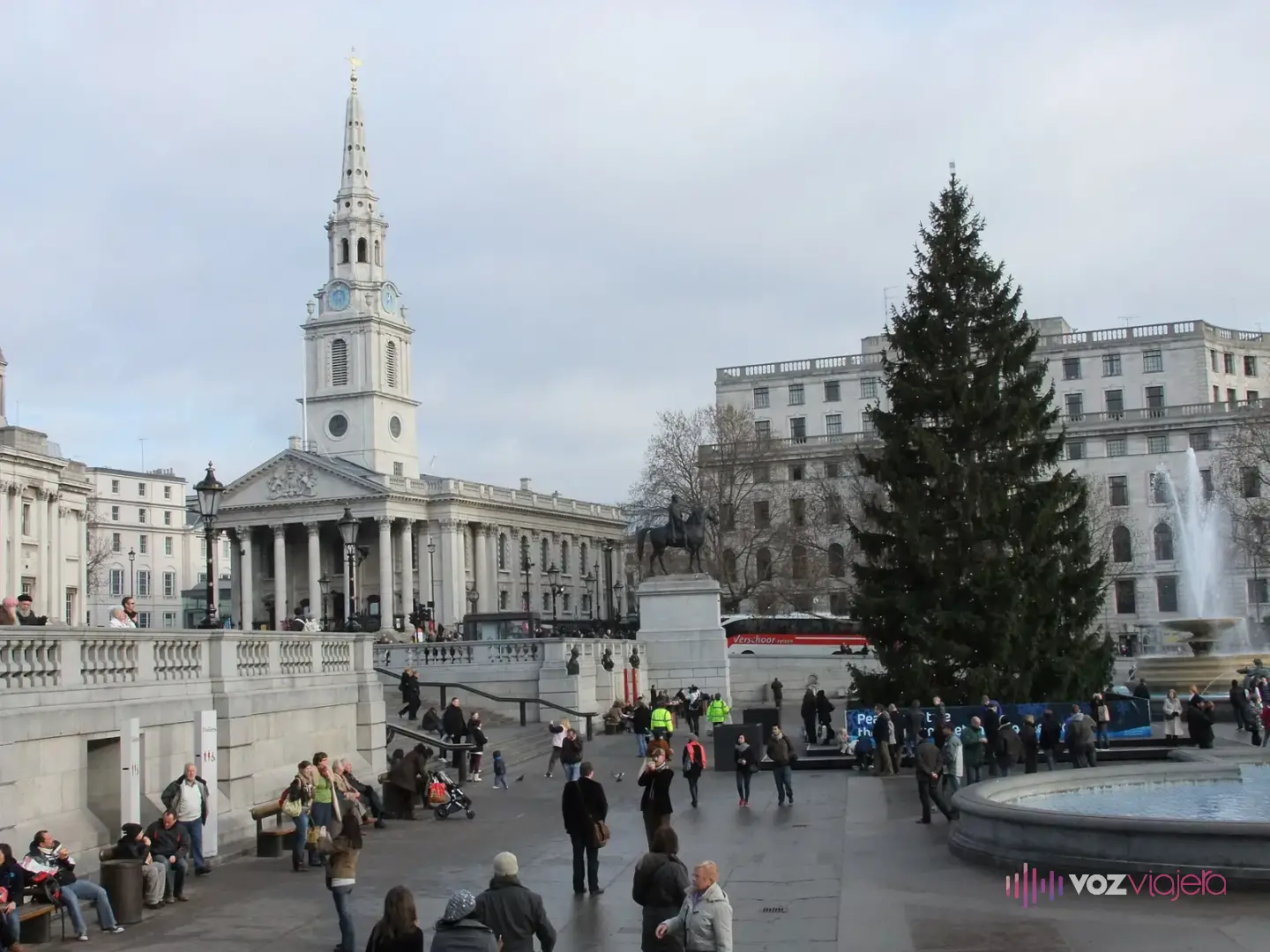 El gran árbol de Navidad de la plaza, con la iglesia de St Martin-in-the-Fields a la izquierda y la estatua de Jorge IV a caballo