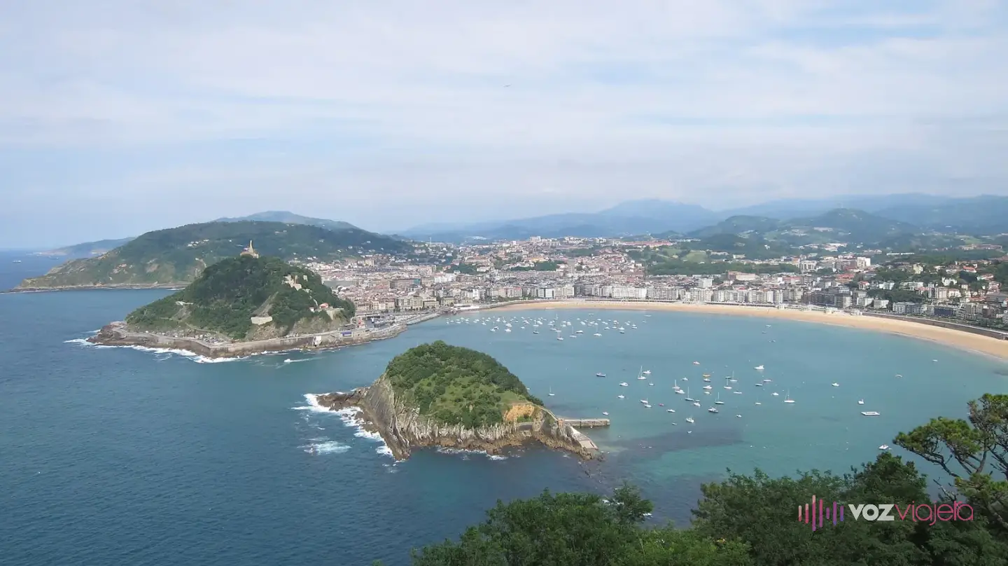 La bahía de La Concha vista desde lo alto: la isla de Santa Clara en el centro, el monte Urgull a la izquierda y el arco de arena de la playa con la ciudad detrás