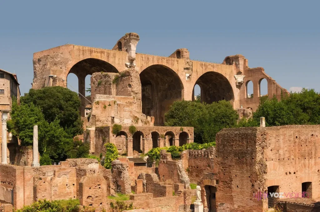 Las 3 enormes bóvedas de ladrillo que quedan de la Basílica de Majencio, sobre ruinas más bajas y árboles del Foro Romano