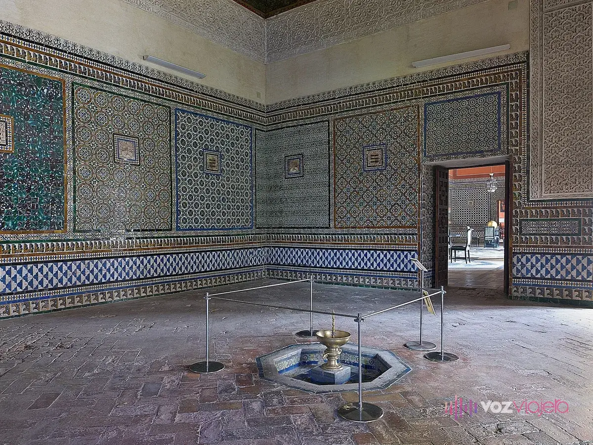 Gabinete de Pilatos: sala cuadrada con los muros cubiertos de paños de azulejos y, en el centro del suelo, una pequeña fuente de bronce en un pilón octogonal de azulejos