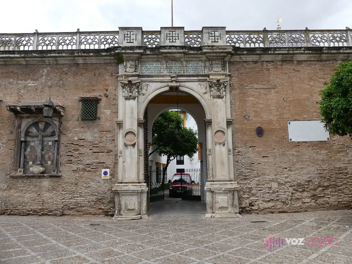 Portada de mármol de la Casa de Pilatos en la plaza de Pilatos: arco de medio punto entre pilastras con medallones, en un muro de ladrillo coronado por una balaustrada