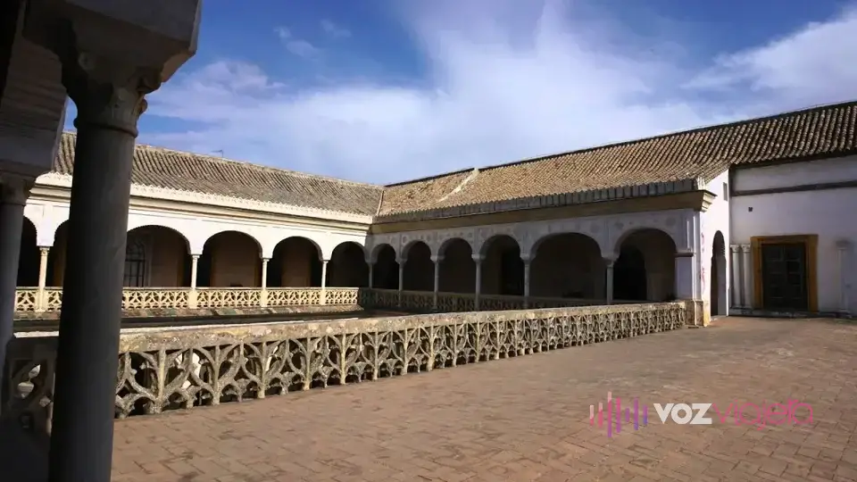 Miniatura del vídeo en 4K de la Casa de Pilatos: la galería alta del patio, con su balaustrada calada y los tejados de teja