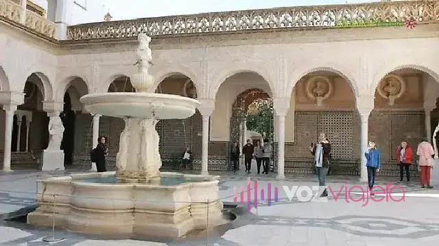 Miniatura del vídeo de Canal Sur Turismo sobre la Casa de Pilatos: la fuente del patio principal con visitantes bajo las galerías