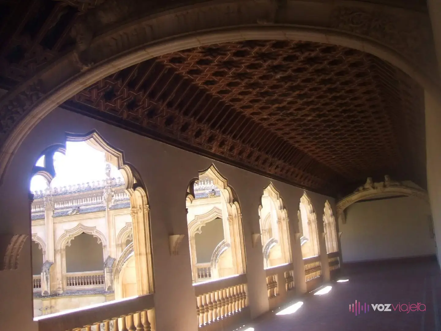 La galería del claustro alto de San Juan de los Reyes, con su techo de madera labrada y los arcos que se asoman al patio