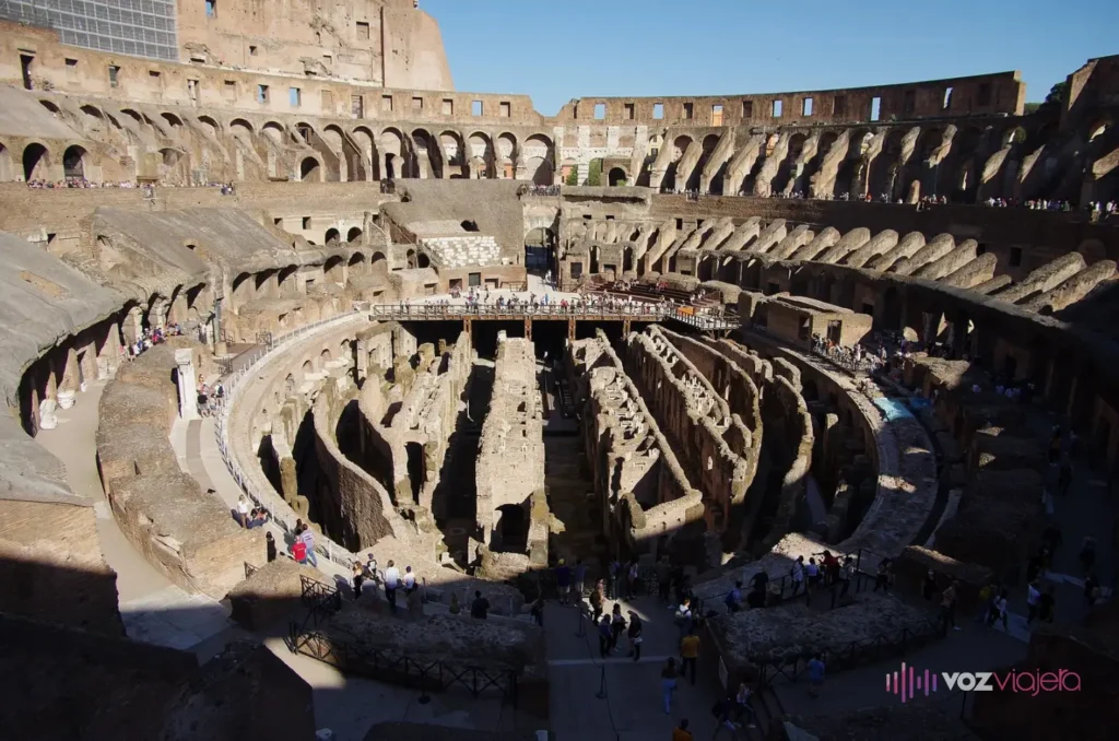 El interior del Coliseo desde un nivel alto: las bóvedas de ladrillo que sostenían las gradas desaparecidas y los pasillos de los subterráneos al descubierto en la arena