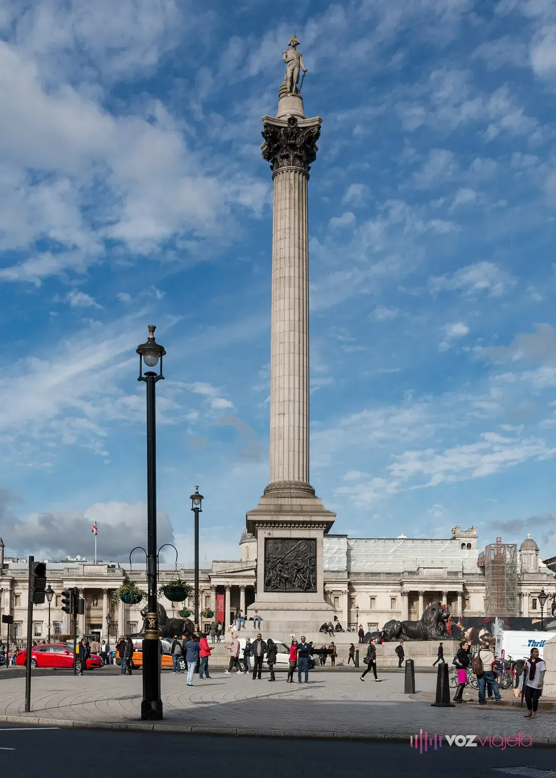 La Columna de Nelson entera, de granito y con capitel de bronce, con la estatua del almirante arriba y la plaza a sus pies