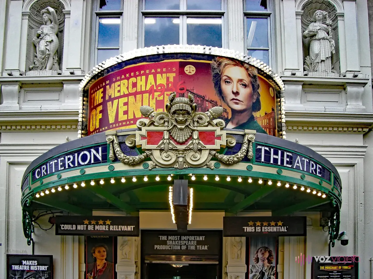 Marquesina verde del Criterion Theatre con su nombre en letras y el anuncio de la obra encima