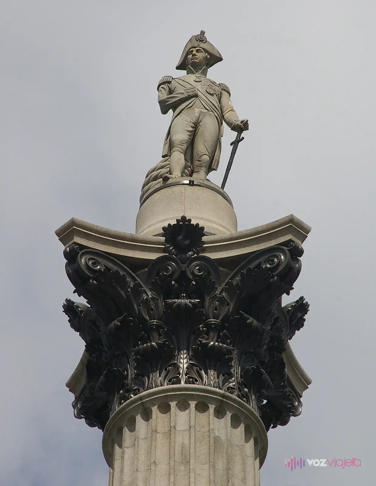 La estatua de piedra de Nelson, con su sombrero bicornio, sobre el capitel corintio de bronce de la columna